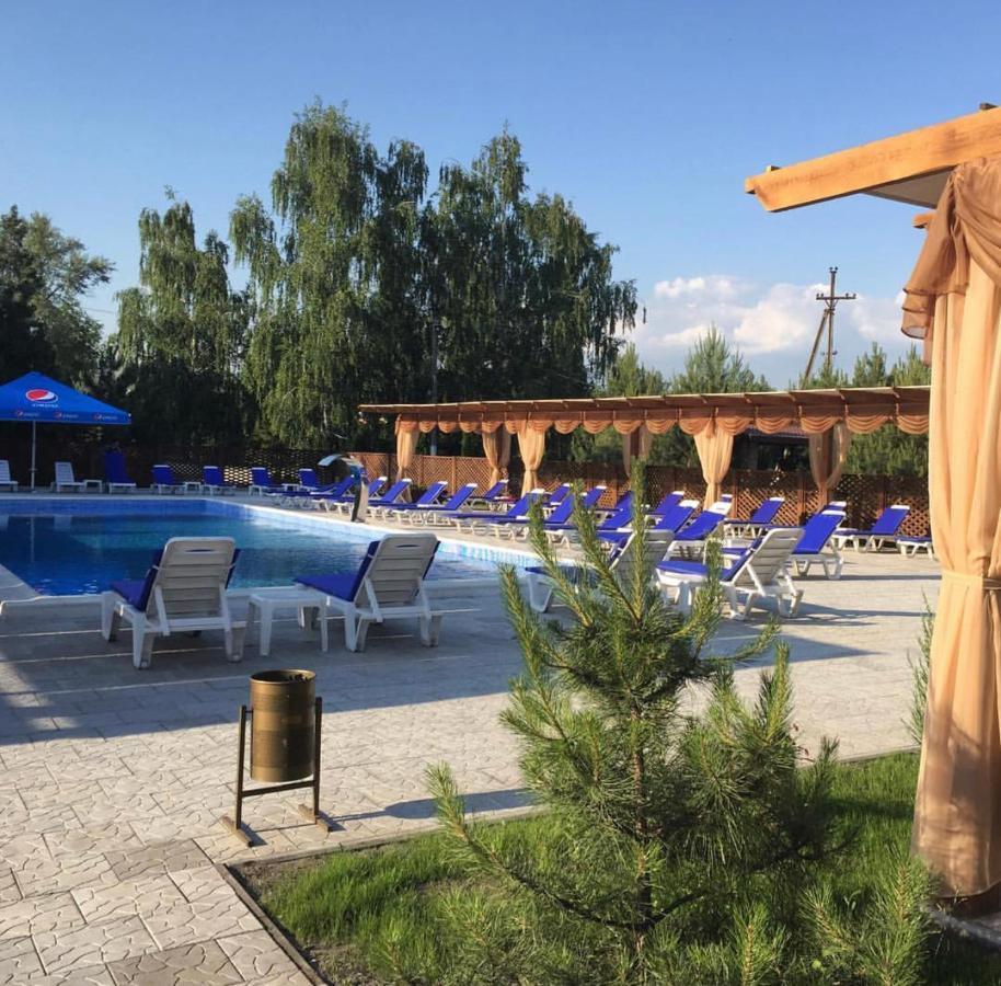 Relax Hotel - Restaurant Complex Новомосковск Екстериор снимка